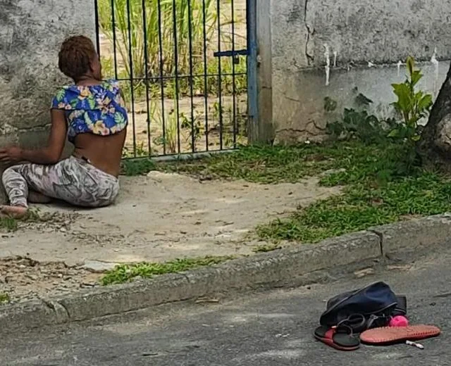 Casal assalta ônibus com arma falsa e acaba agredido por moradores na Serra