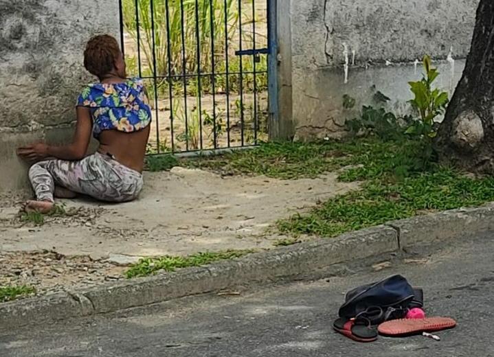 Casal assalta ônibus com arma falsa e acaba agredido por moradores na Serra