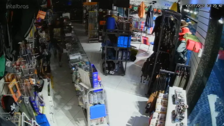 VÍDEO I Ladrão invade loja e rouba 3 armas esportivas em Guarapari