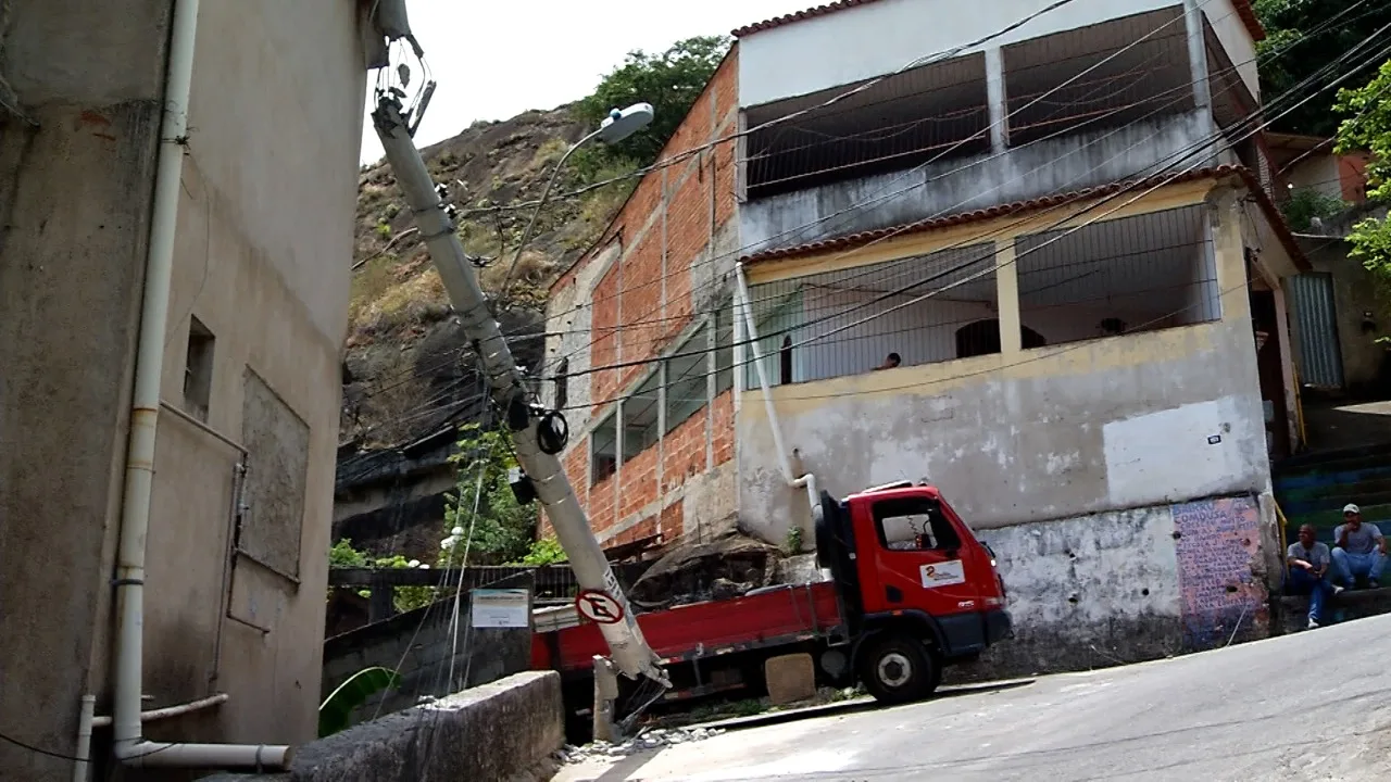 Poste cai em telhado de casa após ser derrubado por caminhão em Vitória