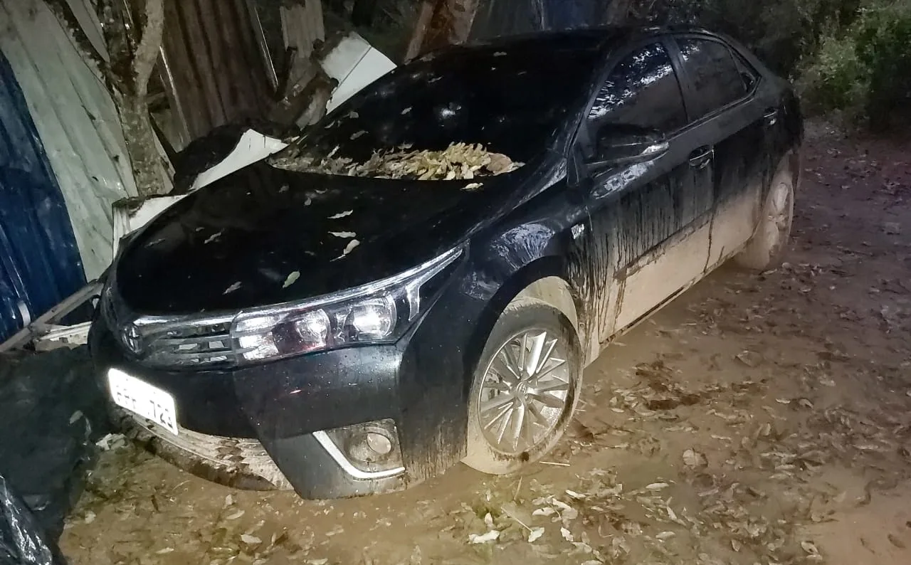 Polícia descobre 'cemitério' de carros roubados em sítio de Santa Leopoldina