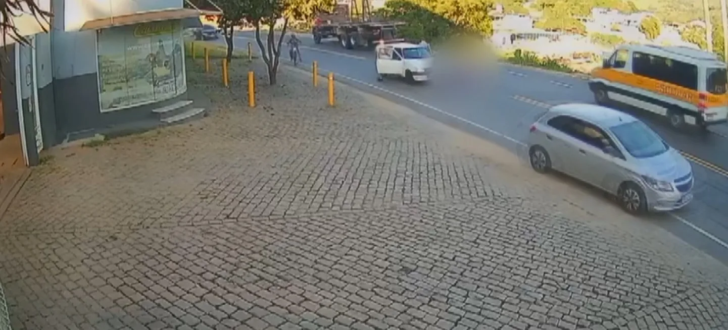 VÍDEO | Motociclista morre após ser atropelada por caminhão em Cachoeiro