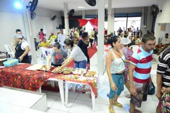 GALERIA | Voluntários promovem jantar especial para moradores em situação de rua em Vitória