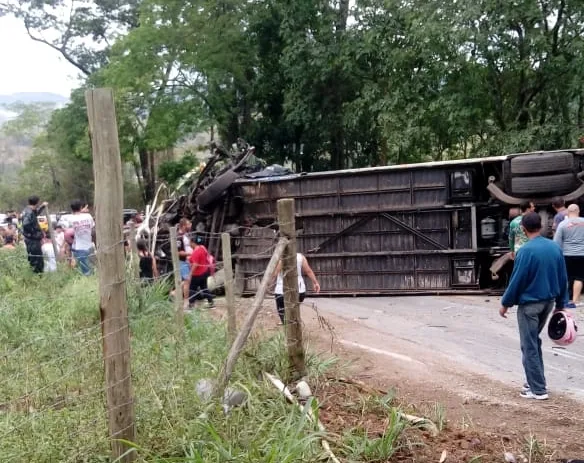 Morre quarta vítima de acidente com ônibus em Cachoeiro de Itapemirim; criança havia sido socorrida para hospital