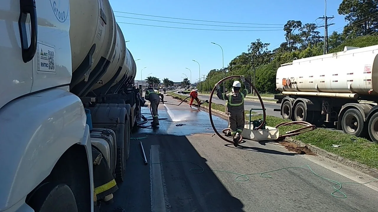 Após mais de 12 horas de interdição por conta de vazamento, BR-101 é liberada