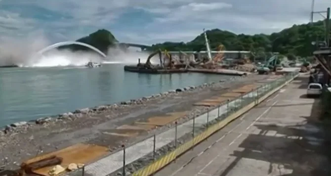 VÍDEO I Ponte desaba e deixa várias pessoas feridas