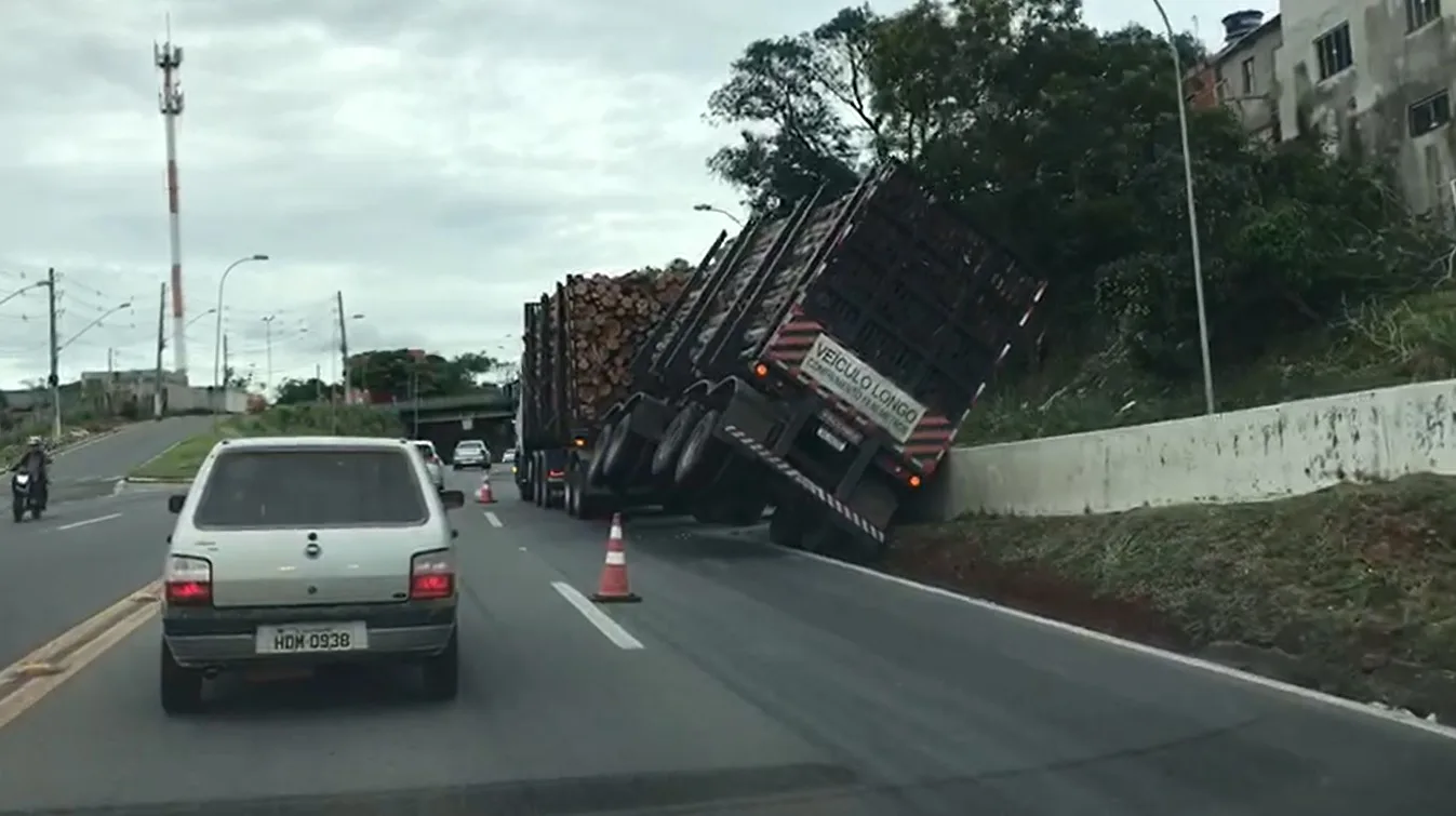 VÍDEO | Caminhão carregado com eucalipto tomba em Campinho da Serra