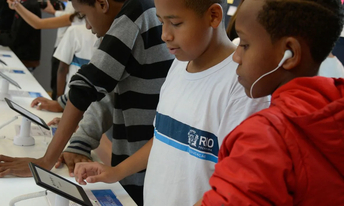 Estudantes participam do Ler – Salão Carioca do Livro, na Biblioteca Parque, no centro do Rio.