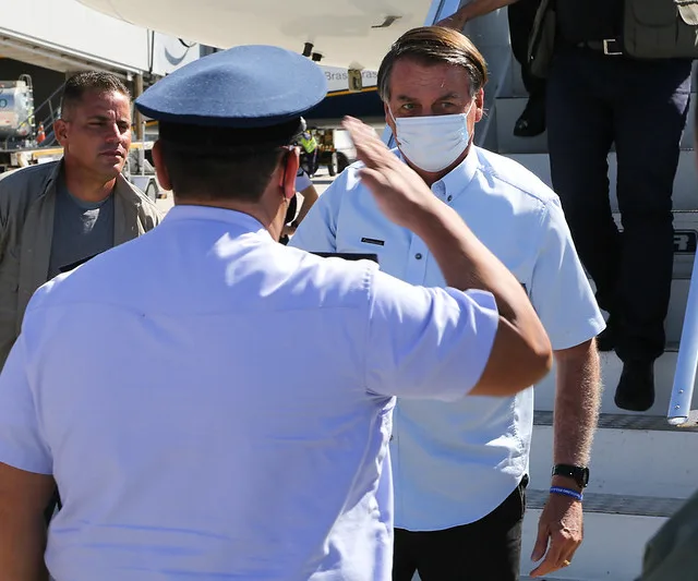 VÍDEO | Na ausência de Casagrande, Bolsonaro é recebido por oficial da Aeronáutica no ES