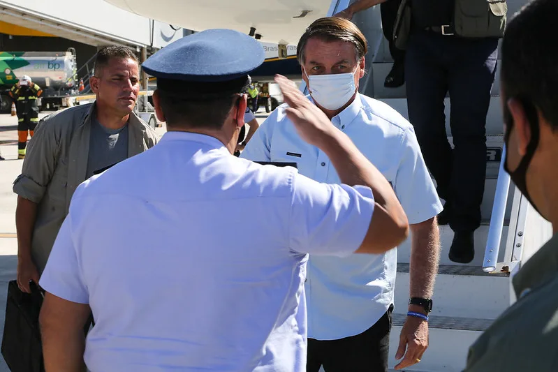 VÍDEO | Na ausência de Casagrande, Bolsonaro é recebido por oficial da Aeronáutica no ES