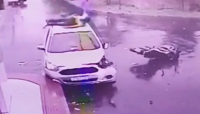 VÍDEO | Impressionante: motociclista cai em pé ao bater em carro no ES