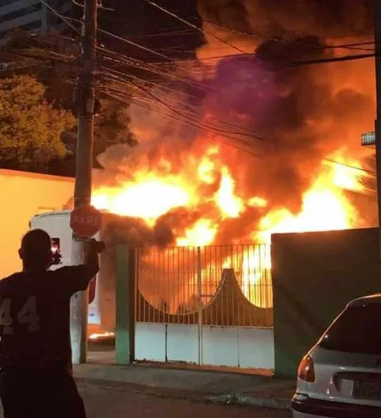 VÍDEO | Ônibus do Transcol é incendiado na mesma rua onde rapaz foi morto em Vila Velha