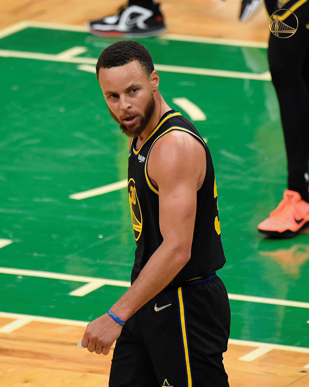 Curry faz cesta do meio da quadra, mas Warriors perdem dos Celtics na NBA