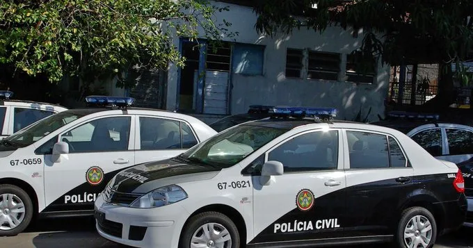 Adolescente pega carro da mãe e atropela grupo de jovens após briga no Rio