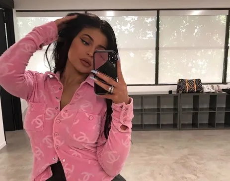 Kylie Jenner é criticada após presentear a filha de um ano com anel de diamantes e pônei