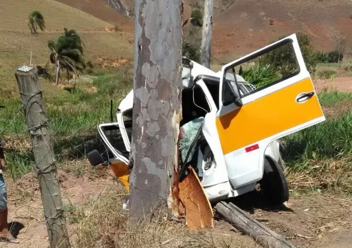 Motorista de transporte escolar morre em Muniz Freire após bater kombi em árvore