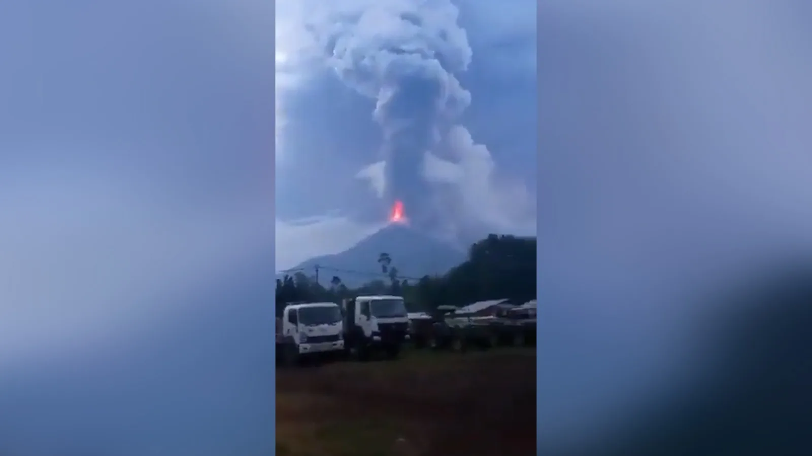 VÍDEO I Vulcão de Papua Nova-Guiné tem erupção 'gigantesca' e expele lava a 15 km de altura