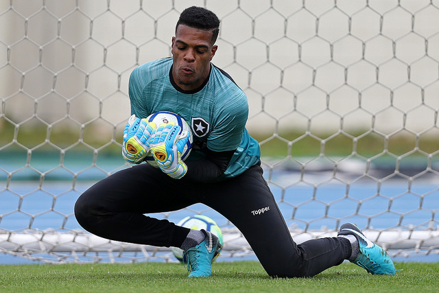 Goleiro Saulo deixa o Botafogo e é anunciado como reforço do Vila Nova