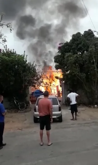 Mulher morre carbonizada durante incêndio em imóvel na Grande Vitória