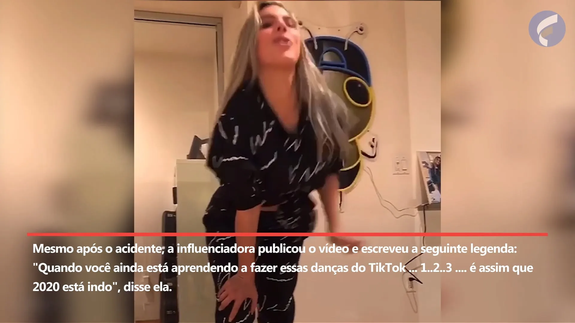 Influenciadora digital tenta fazer dança de aplicativo e sofre acidente ao cair em porta de vidro