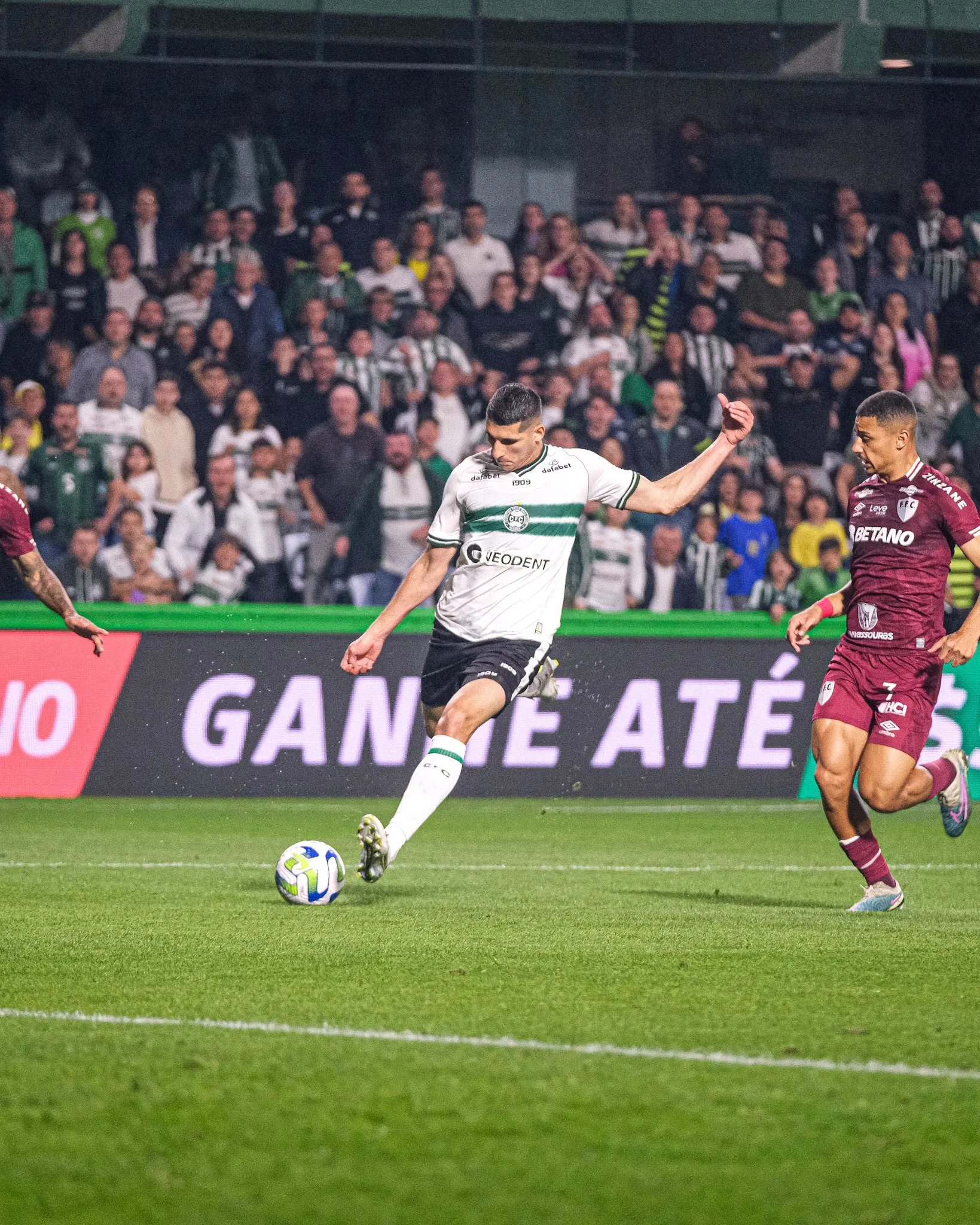 Coritiba surpreende o Fluminense e fica perto de deixar zona de rebaixamento