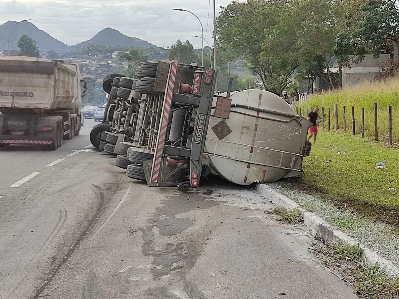 Iema avalia danos após acidente com vazamento de óleo na BR-101