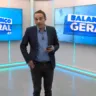 QUE TRETA FOI ESSA? HOMEM DE MOTO PAA EM FRENTE A UMA CASA E FAZ DIVERSOS DISPAROS