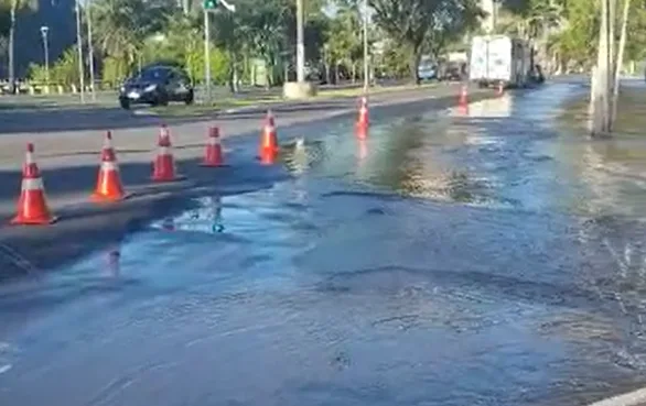 VÍDEO | Vazamento na Beira-Mar deixa bairro de Vitória sem água