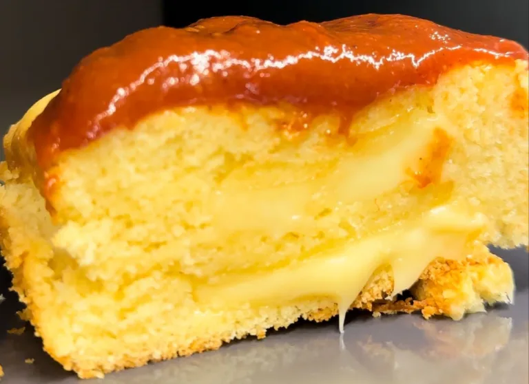 Bolo de milho com requeijão e cobertura de goiabada super fácil. Aprenda a fazer