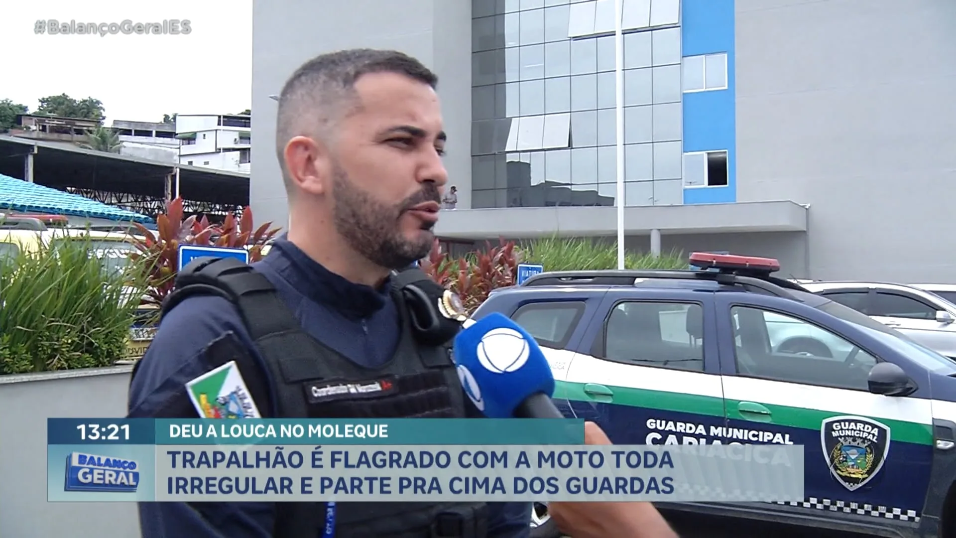 Trapalhão é flagrado com a moto toda irregular e parte pra cima dos guardas