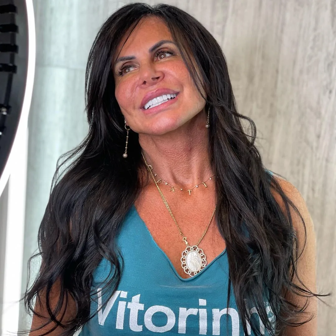 Gretchen surge de penteado novo e com camiseta homenageando a cidade de Vitória