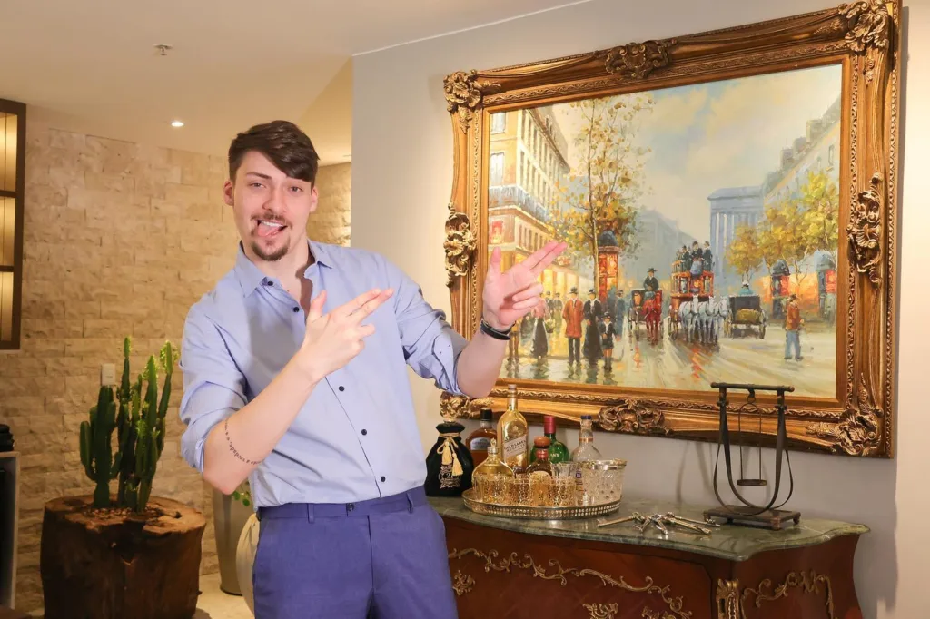 Suposto ex-namorado, Diego Pupe vaza fotos íntimas de Renan Bolsonaro na cama