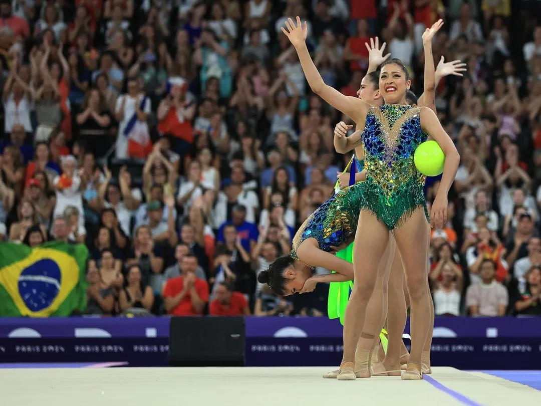 Ginasta brasileira sai carregada de apresentação na ginástica rítmica