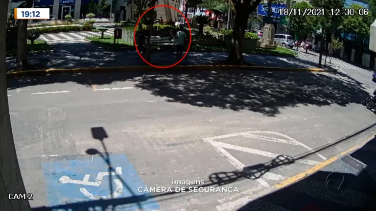 Polícia prende irmãos suspeitos de esfaquearam rapaz no meio da rua