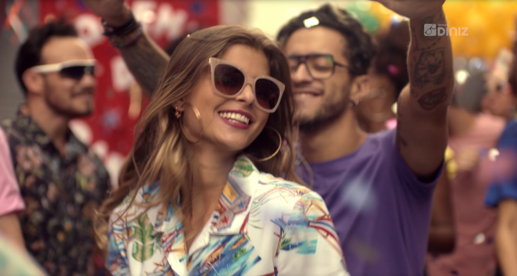 As Óticas Diniz lançam o posicionamento ‘Nunca foi sobre óculos”