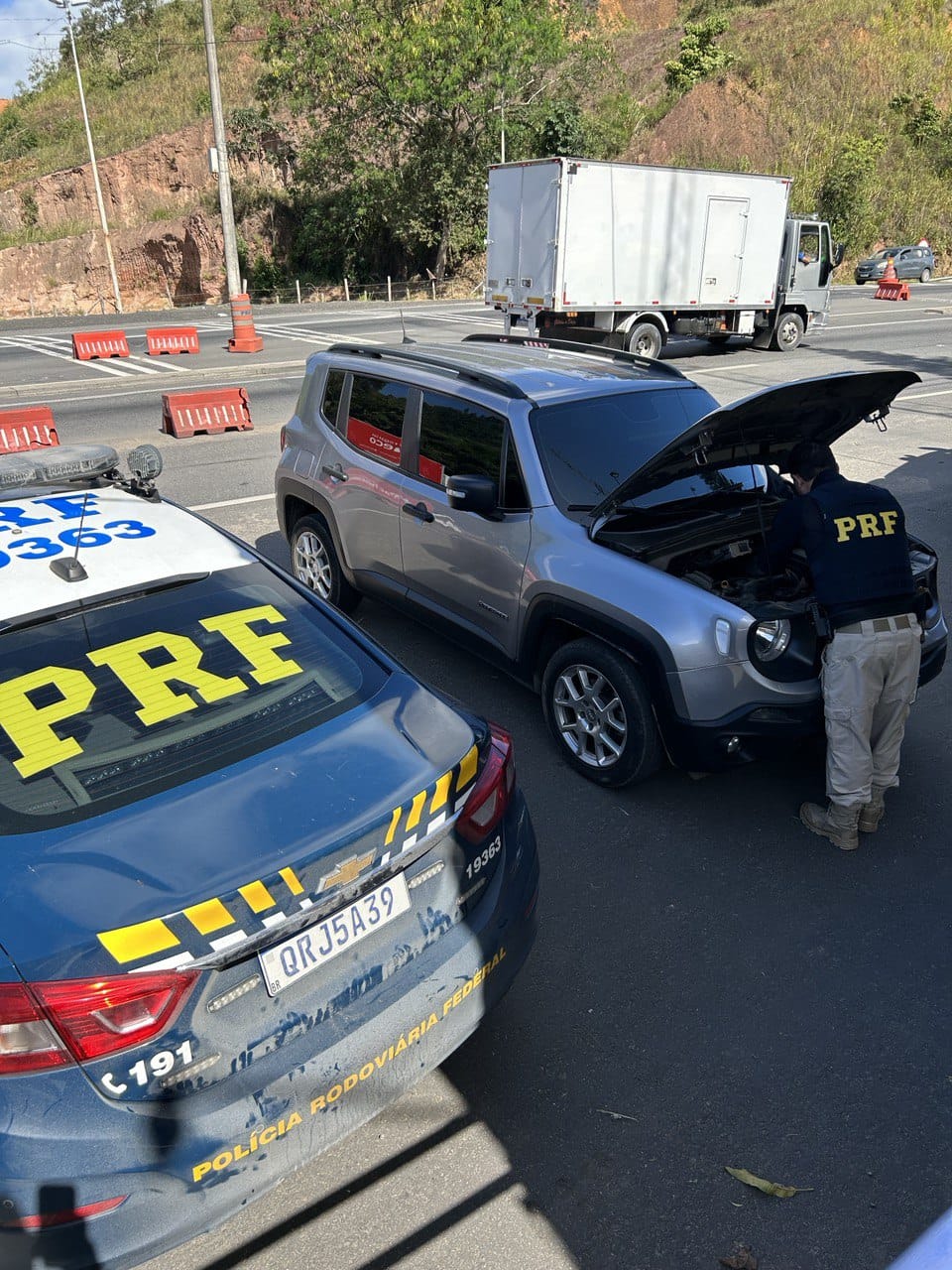 PRF flagra carro com placa clonada e registro de roubo em Viana