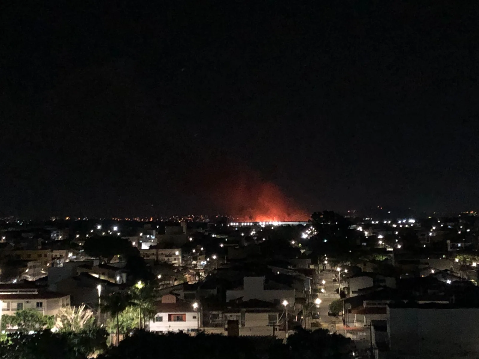 VÍDEO | Fogo em área alagada espalha fumaça e chama atenção em Vila Velha