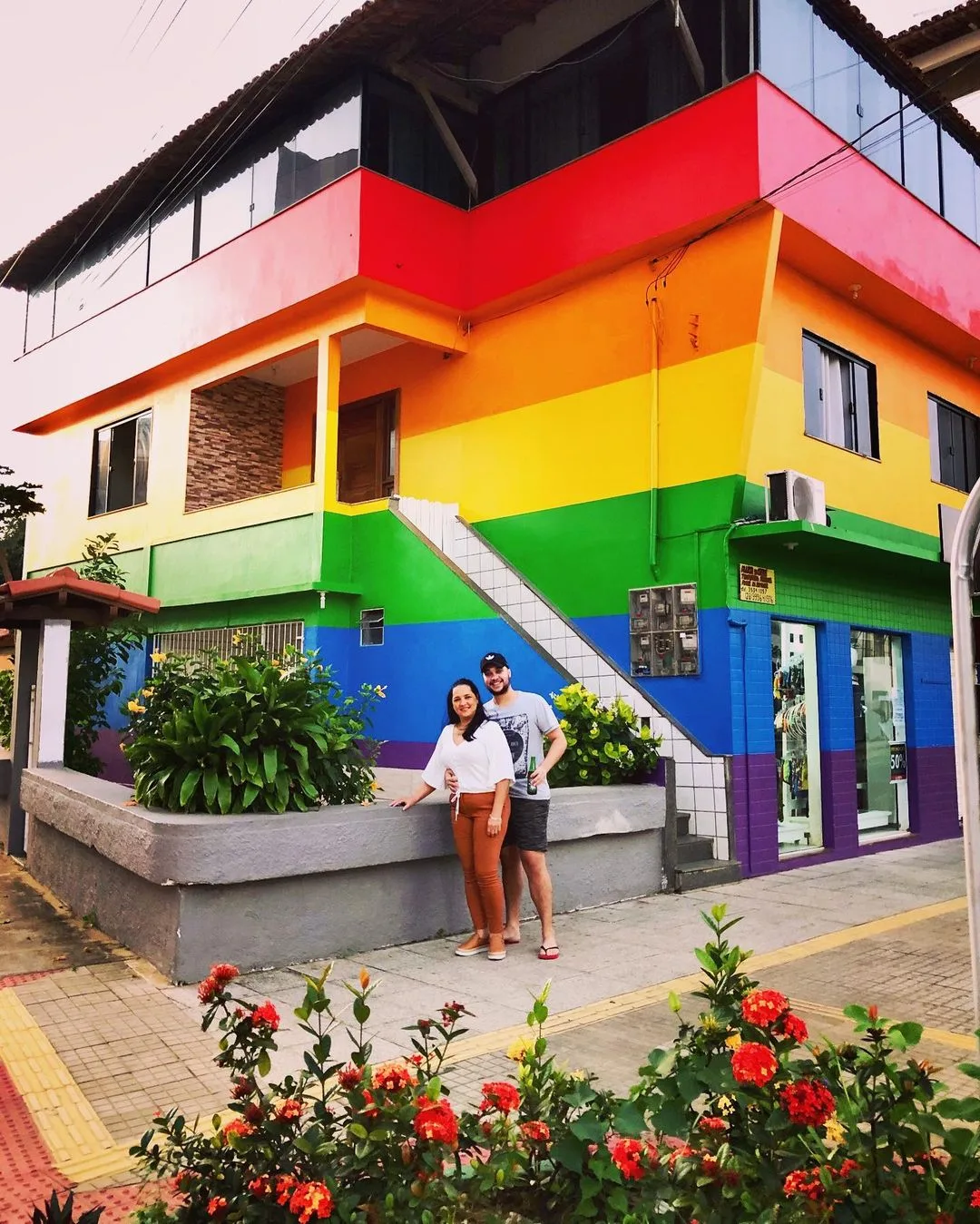 Moradora do ES pinta casa com cores da bandeira LGBTQIA+ em apoio ao filho e local vira atração