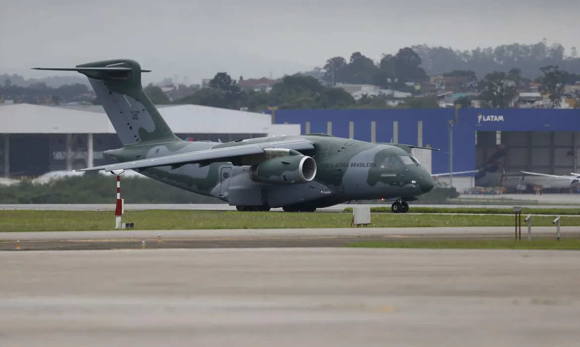 São Paulo SP 13/10/2023 Operação Voltando em Paz – Aeronave KC-390 Millennium, pousa na Base Aerea de Guarulhos com 64 brasileiros retirados da área de conflito em Israel . Foto Paulo Pinto/Agencia Brasil