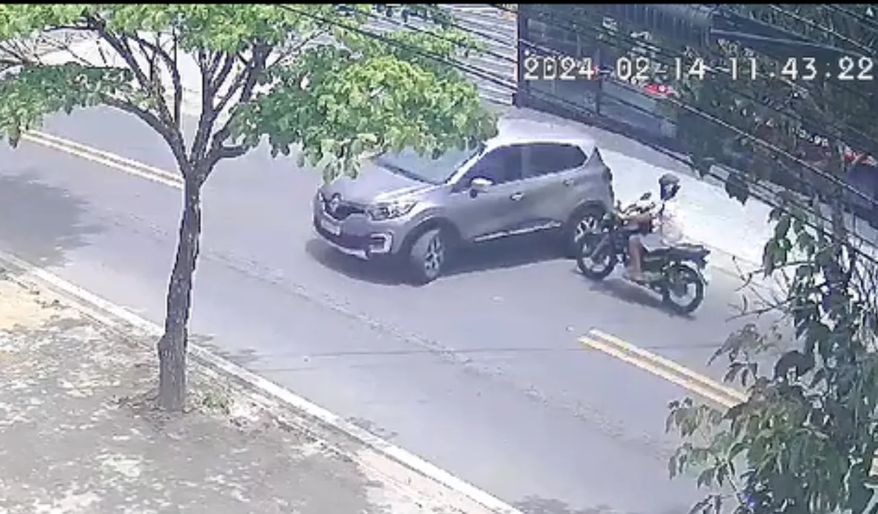 VÍDEO | Motociclista é arremessado após bater em carro