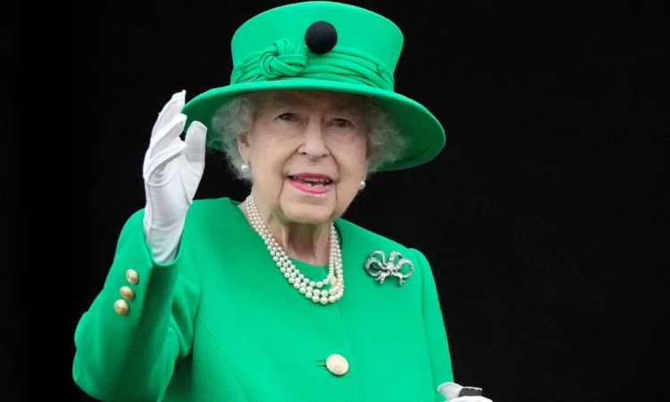 Rainha Elizabeth II será enterrada apenas com anel de casamento e brincos de pérolas