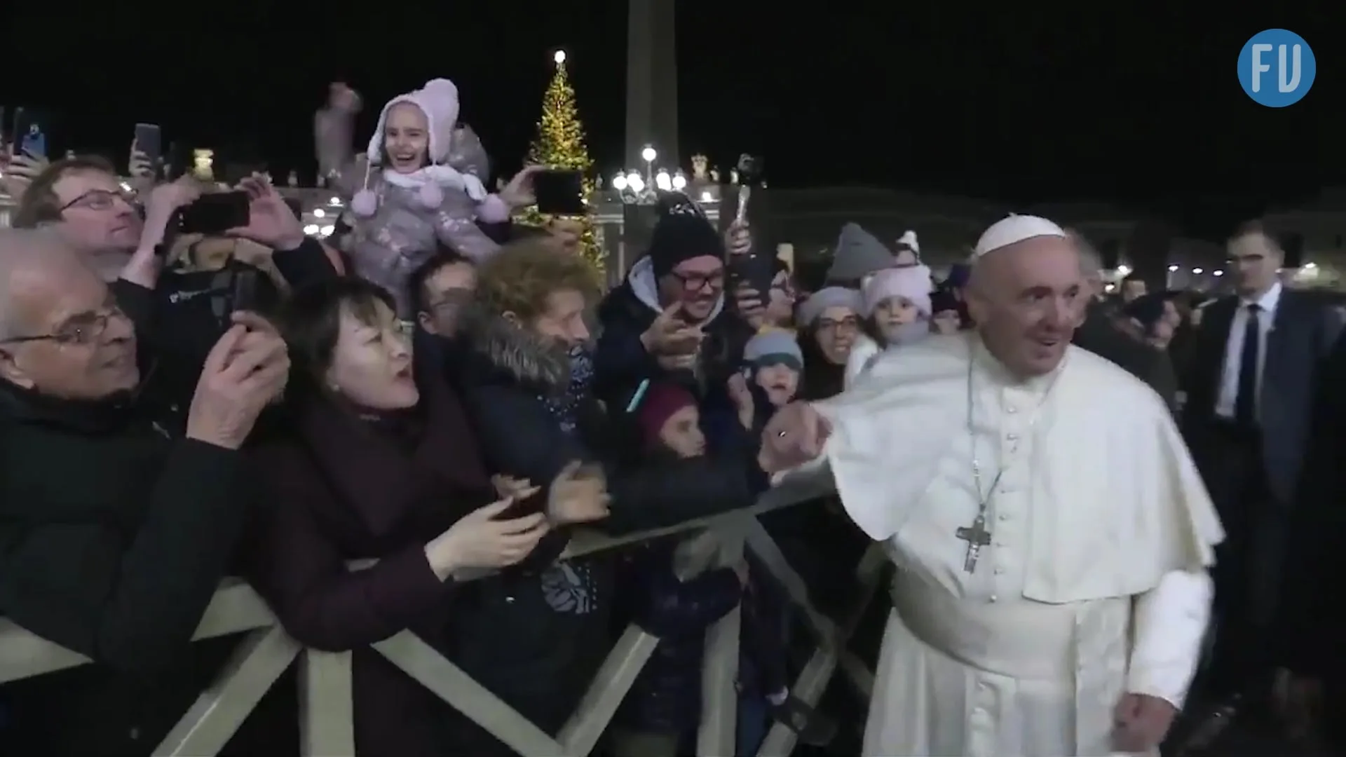 Papa Francisco se irrita após ser puxado por mulher no Vaticano