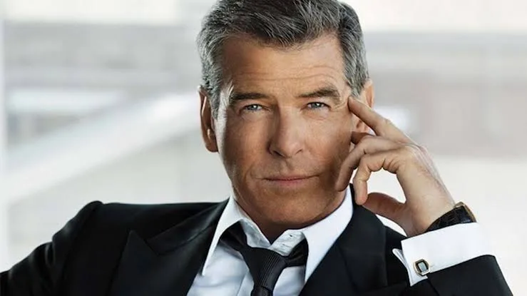 Filme de espionagem em andamento com Pierce Brosnan