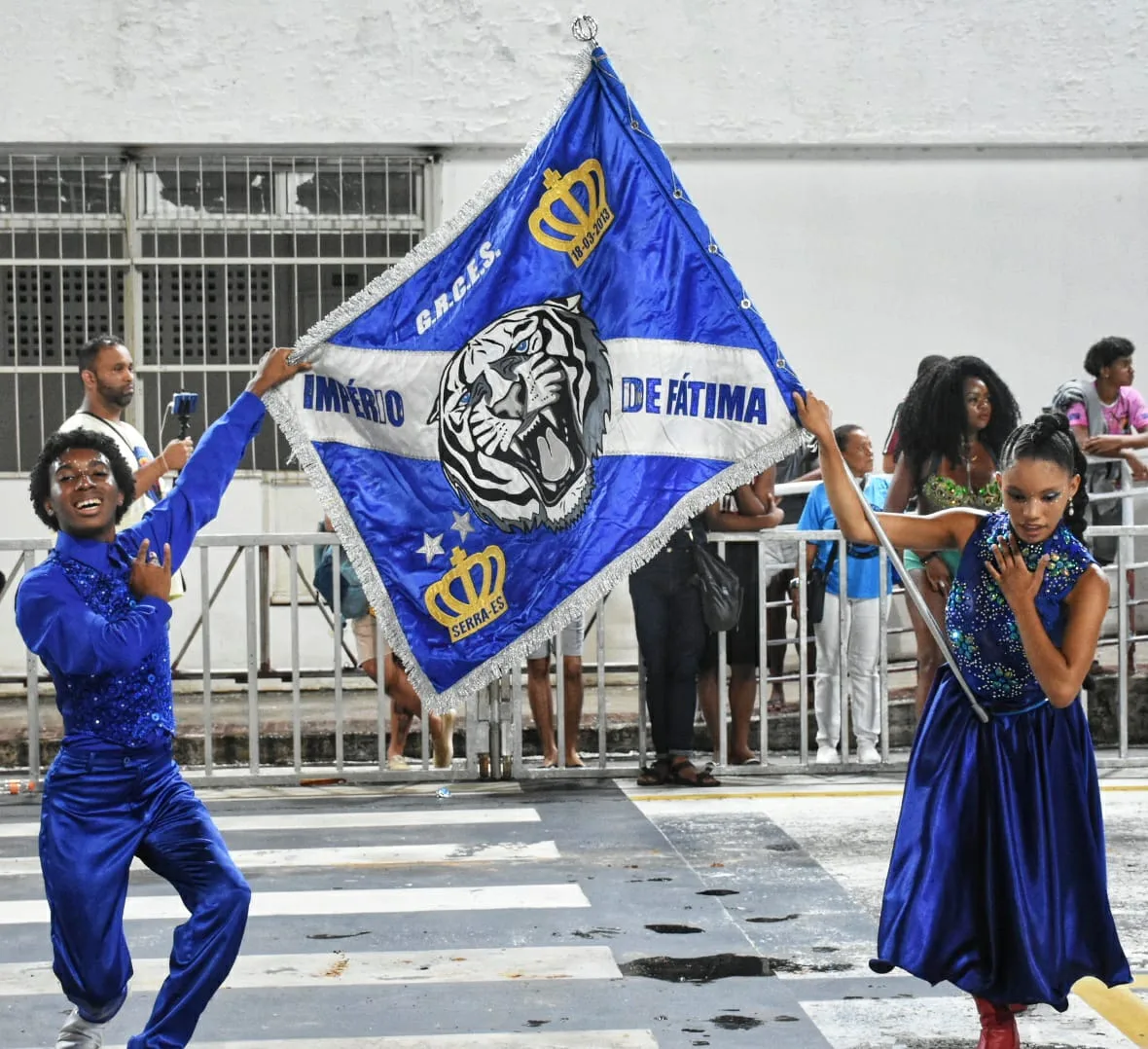 Império de Fátima traz explosão de alegria e cores para o Carnaval de Vitória