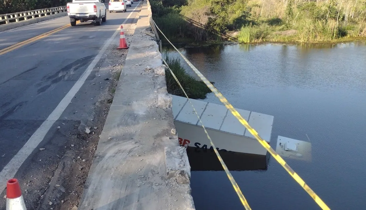 Caminhão sai da pista, quebra mureta de ponte e cai em rio na BR-101