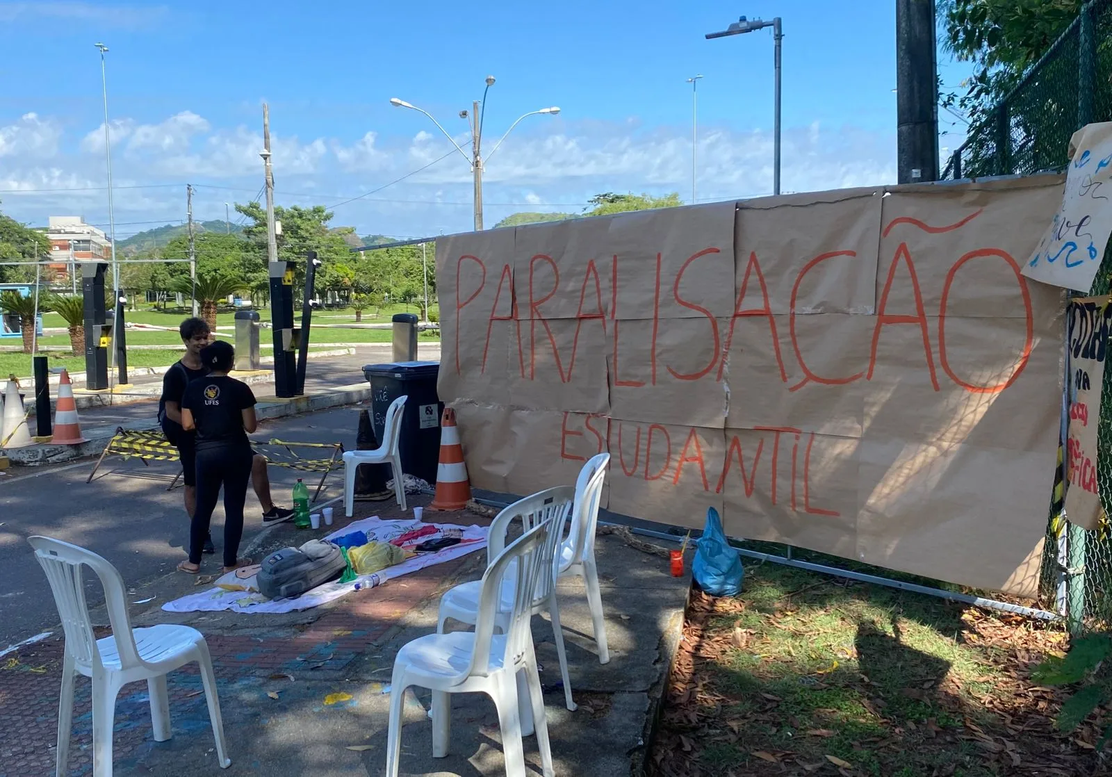 Ufes: professores liberam portões após 3 dias de greve, mas alunos fazem novo bloqueio