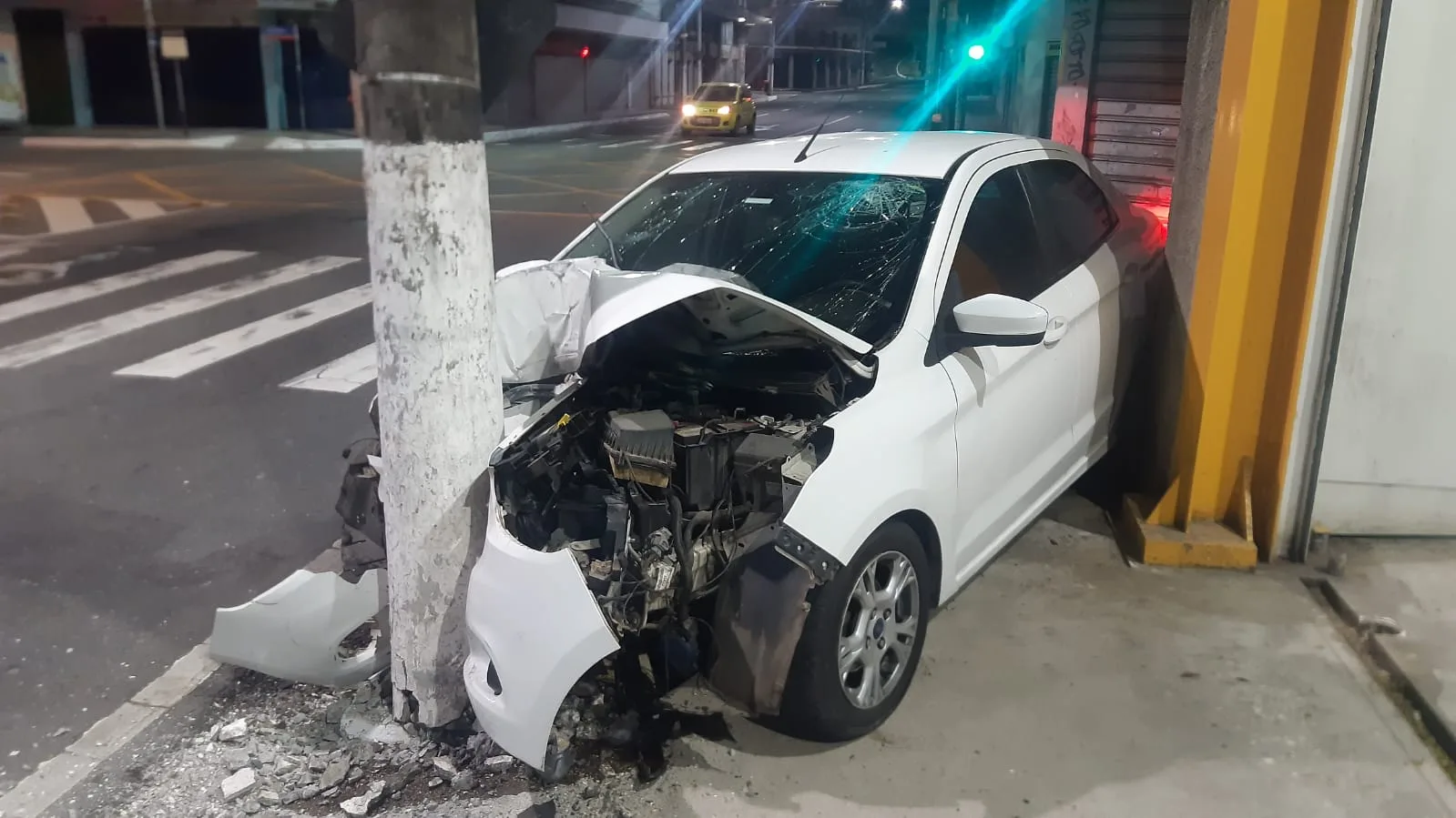 VÍDEO | Motorista perde controle da direção e bate em poste no Centro de Vitória