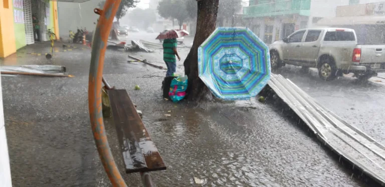 Chuva de 20 minutos causa estragos em Aracruz