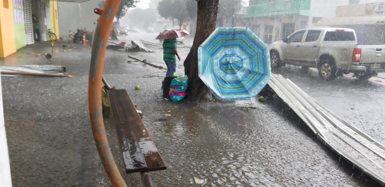 Chuva de 20 minutos causa estragos em Aracruz