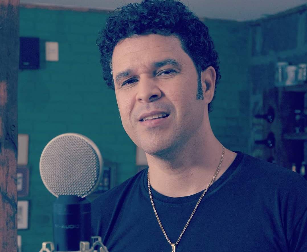 Músico e imitador capixaba Fabiano Juffu faz live beneficente nesta sexta-feira